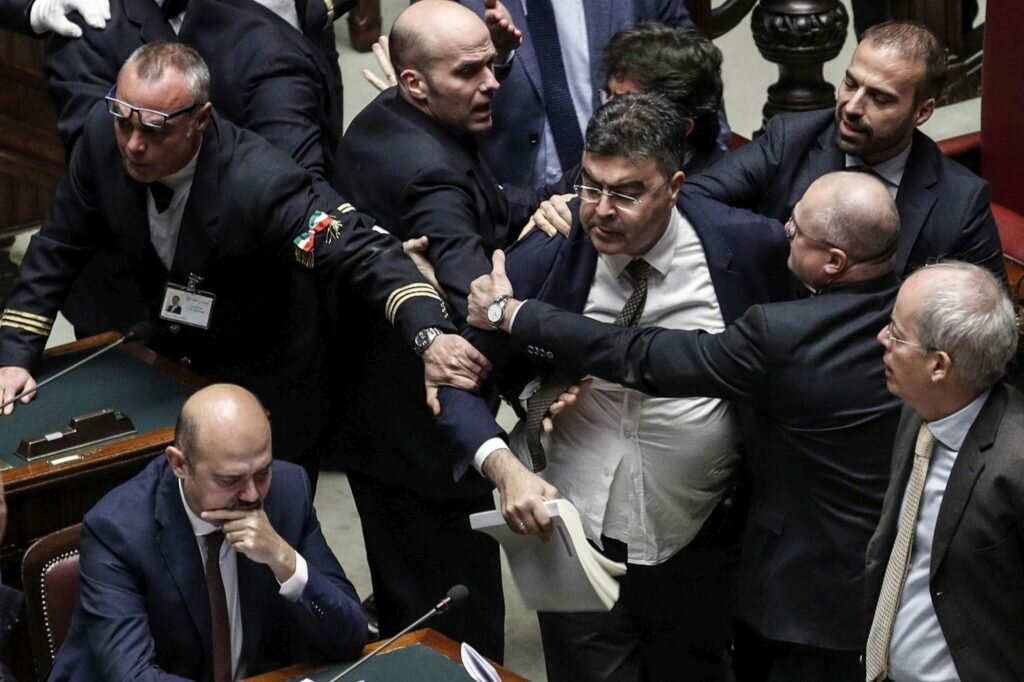 Scontro Salvini-Fiano sul 25 aprile: "Ministro leader dell'internazionale nera"