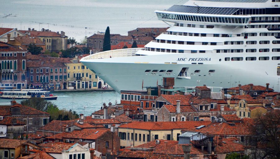 Venezia violentata dalle Grandi Navi