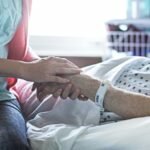 Fine vita: amare è “lasciar andare” o reagire insieme?