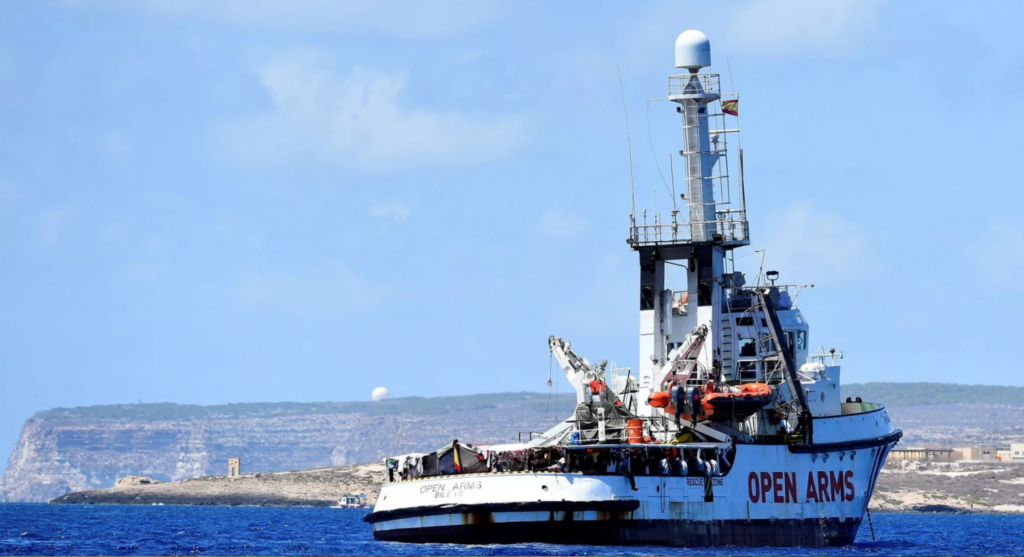"13 sbarcati, solo uno malato". Medico di Lampedusa smentisce Open Arms