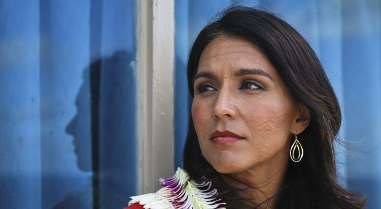 Tulsi Gabbard asfalta Hillary Clinton: "Regina dei guerrafondai" Tulsi Gabbard