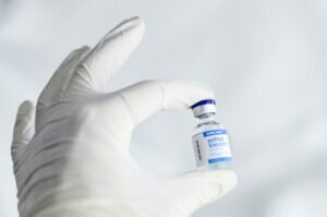 Omicron Pfizer propone vaccino