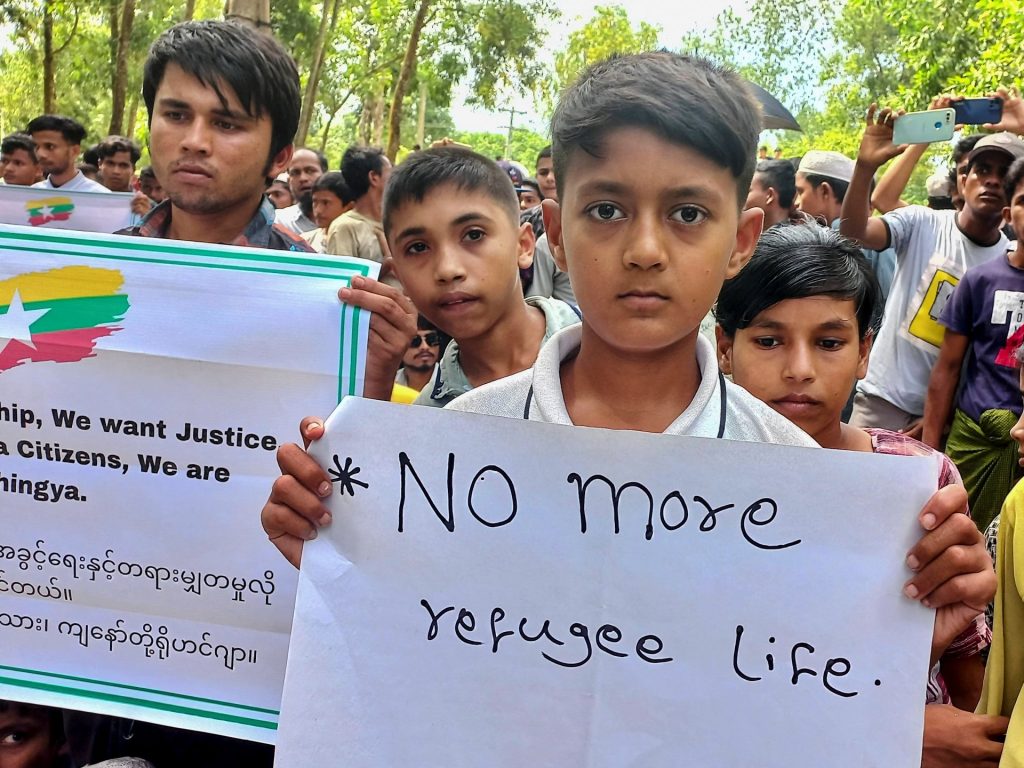 I giovani Rohingya desiderano un futuro oltre il filo spinato