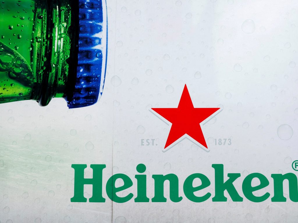 Il produttore di birra olandese Heineken completa il ritiro dalla Russia, incassando 325 milioni di dollari