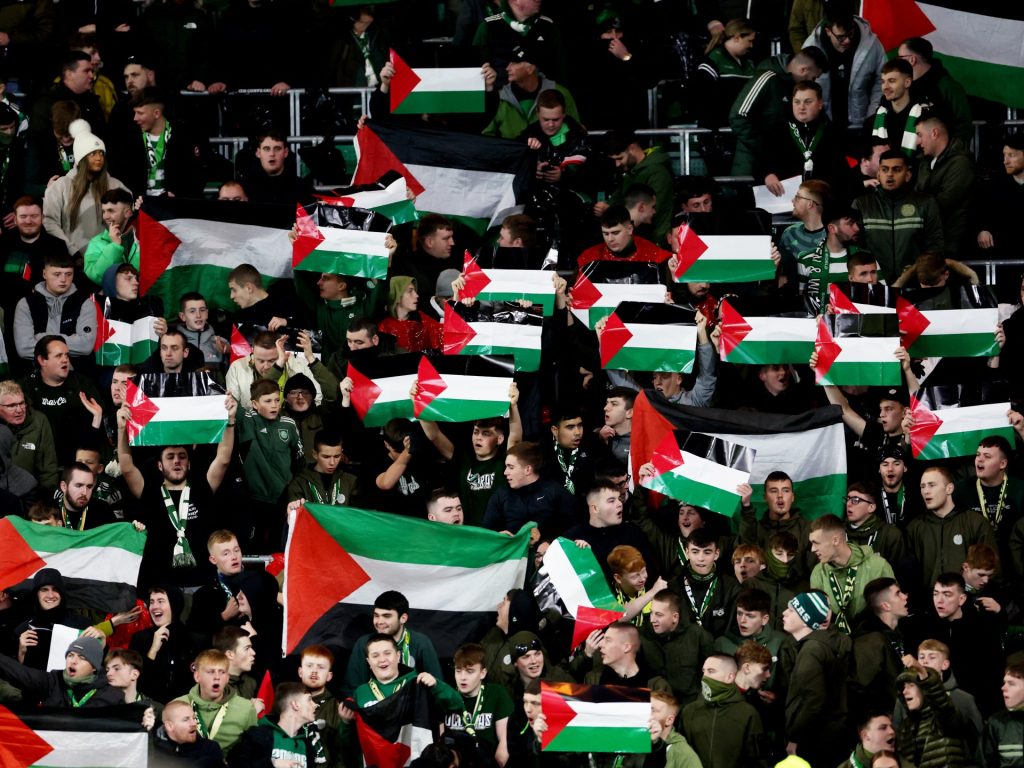 I tifosi del Celtic sfidano il club a sventolare le bandiere della Palestina nella partita di Champions League