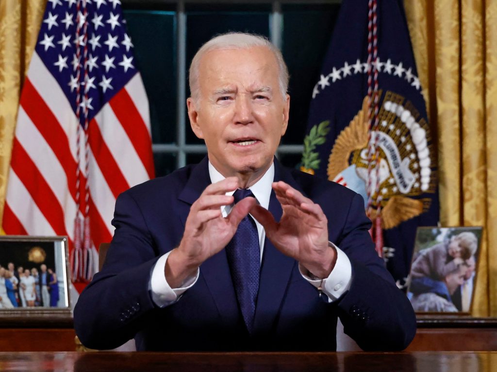 Biden afferma che gli Stati Uniti “tengono unito il mondo” mentre condanna Putin e Hamas