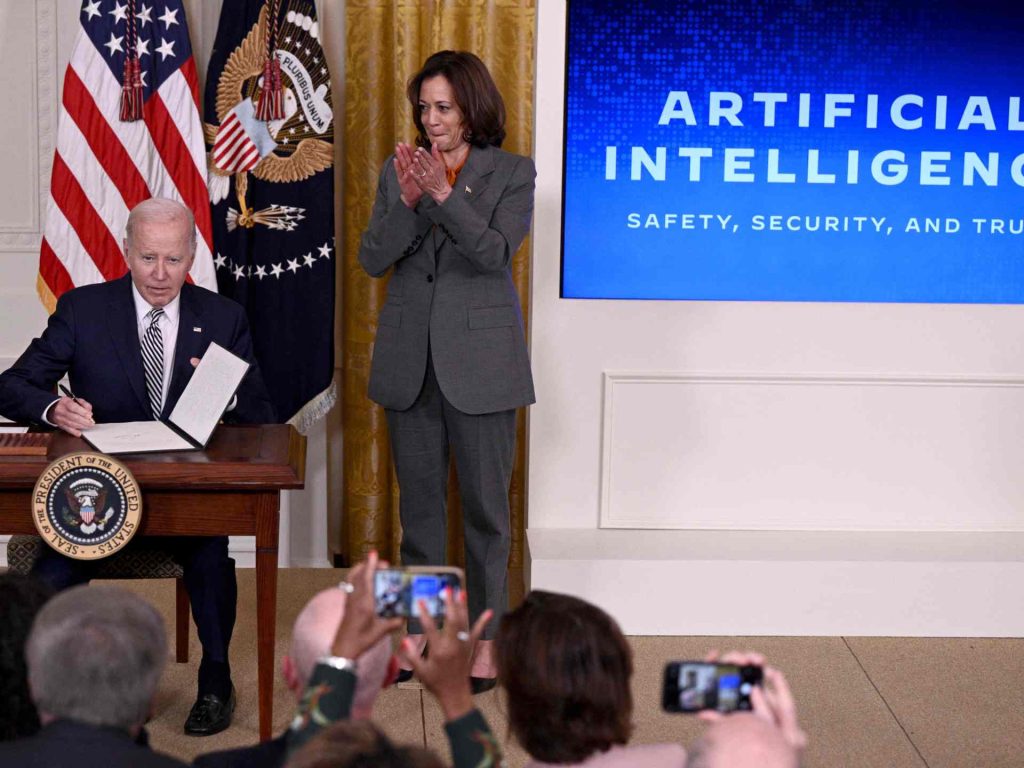 Biden annuncia le normative “più severe” finora per garantire la sicurezza dell’intelligenza artificiale