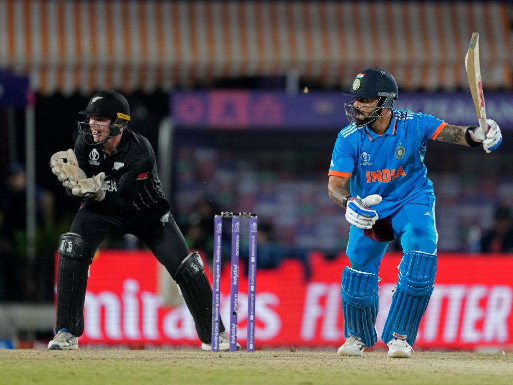 Kohli brilla mentre l'India imbattuta batte la Nuova Zelanda alla Coppa del mondo di cricket