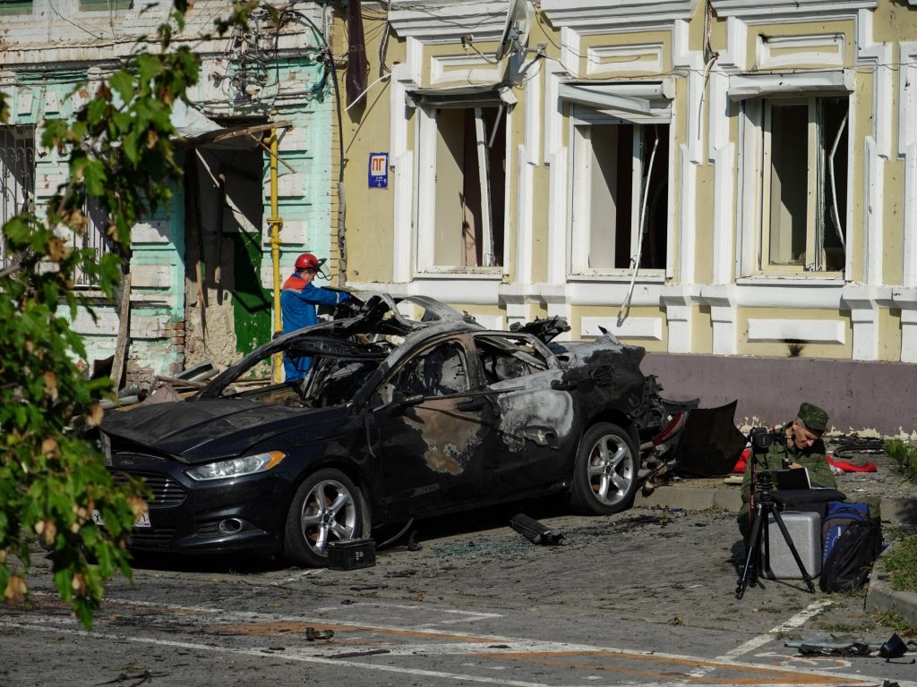 Tre morti in Russia mentre i detriti del drone ucraino abbattuto distruggono le case