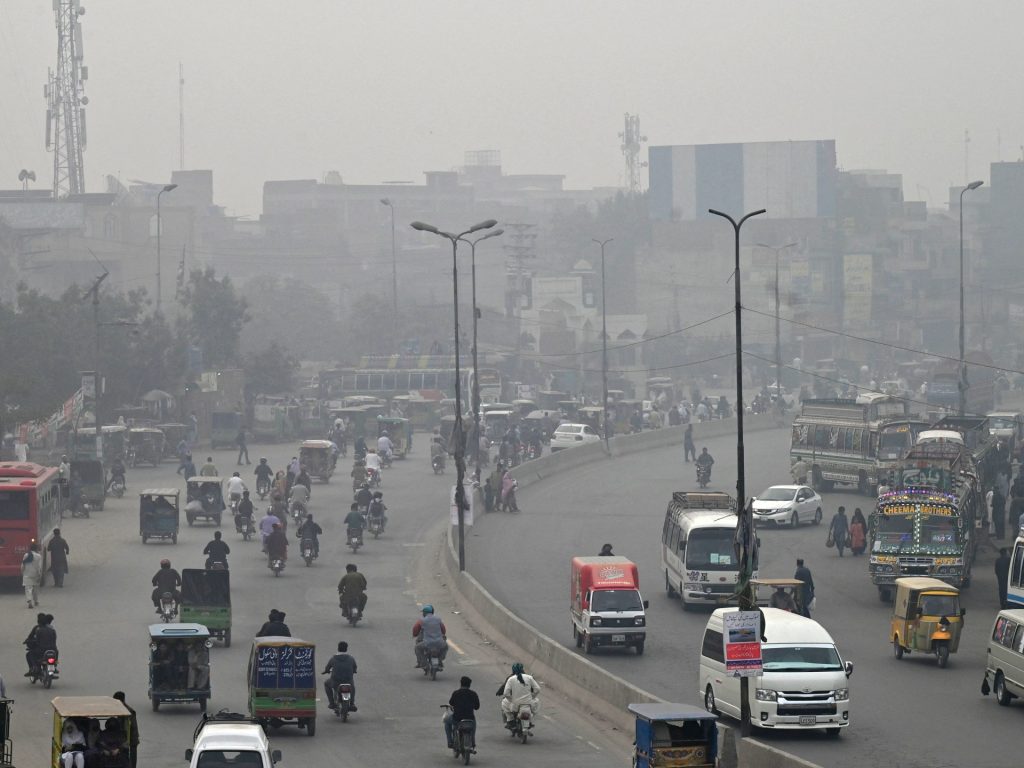 Uno spesso smog blocca Lahore in Pakistan e fa ammalare decine di migliaia di persone