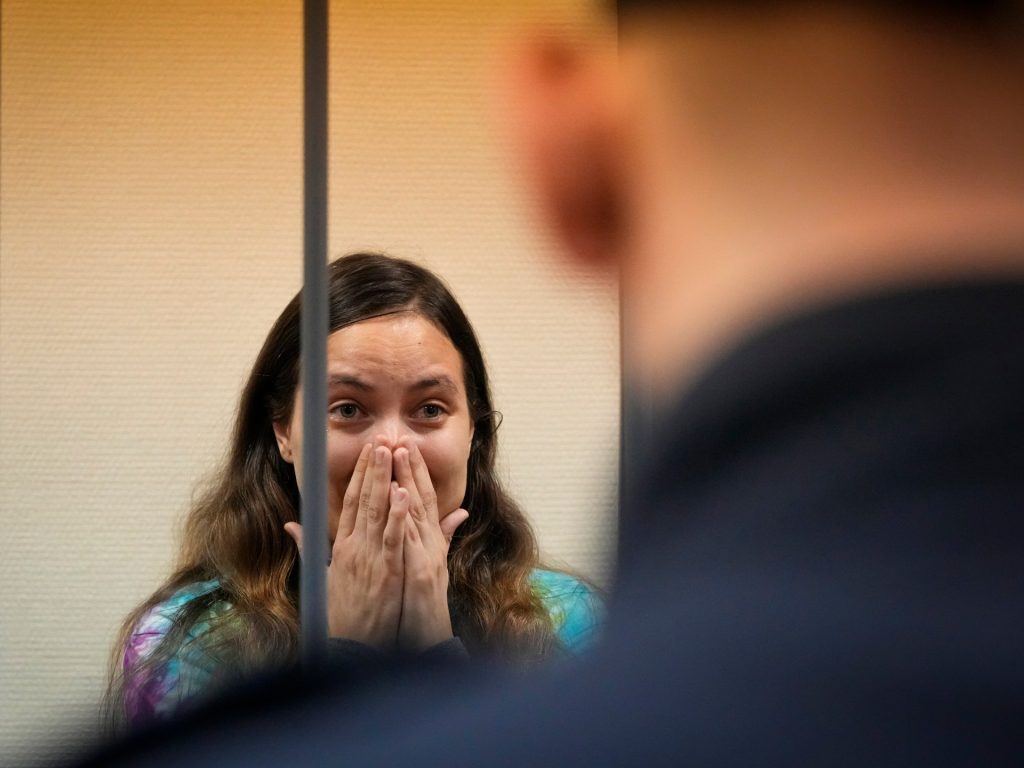 Artista russo incarcerato per sette anni per aver protestato contro la guerra