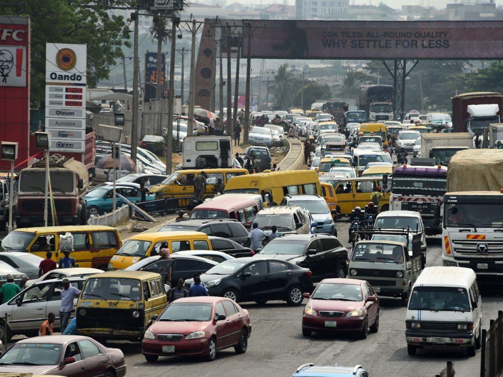 I salari dei lavoratori nigeriani diminuiscono con l’aumento dell’inflazione e il calo delle entrate pubbliche