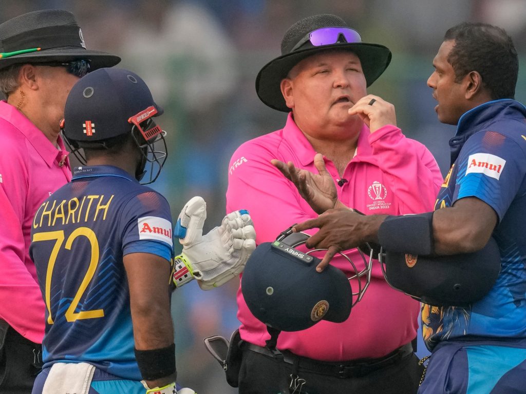 Angelo Mathews dello Sri Lanka diventa il primo licenziamento "a tempo" del cricket