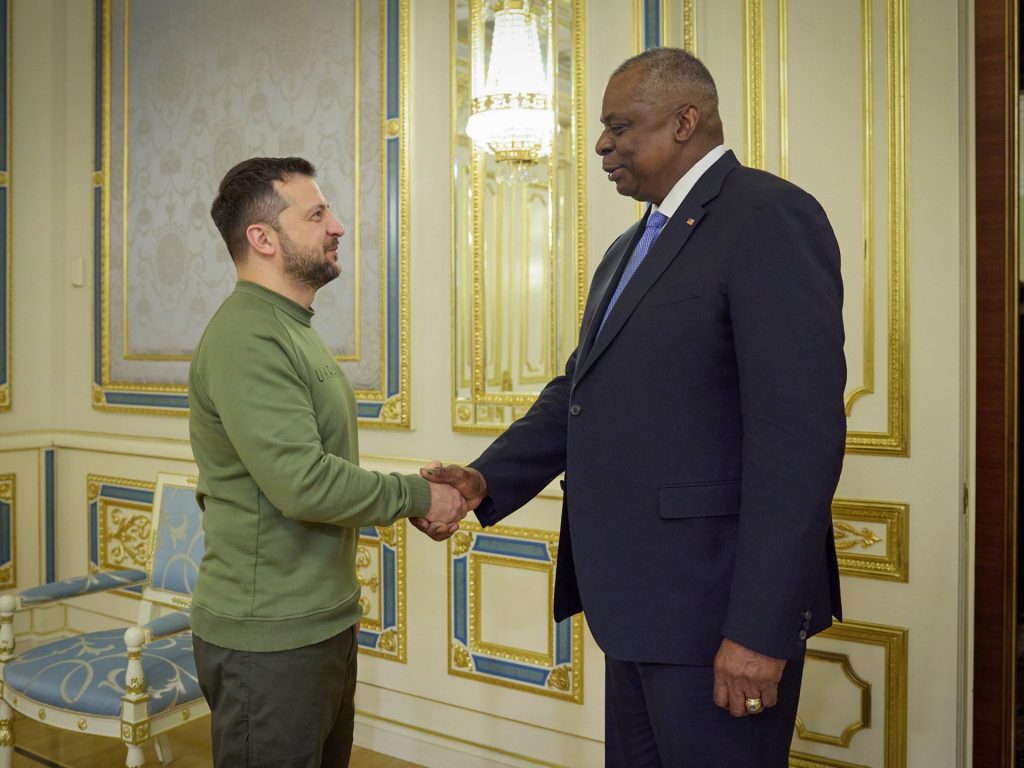 Il capo della difesa statunitense visita Kiev e annuncia un pacchetto di aiuti militari da 100 milioni di dollari