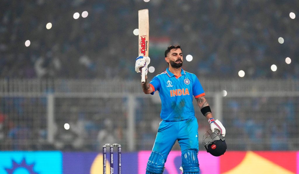 L'India Virat Kohli segna il 49° secolo ODI, eguagliando il record di Tendulkar