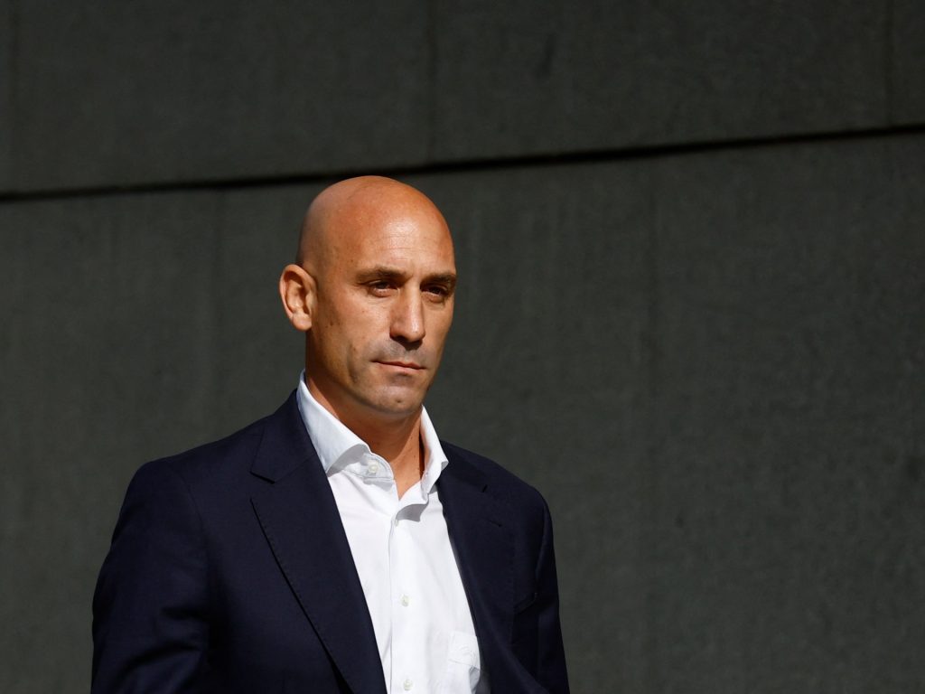 La FIFA squalifica per tre anni l'ex capo della federazione spagnola Rubiales per lo scandalo dei baci