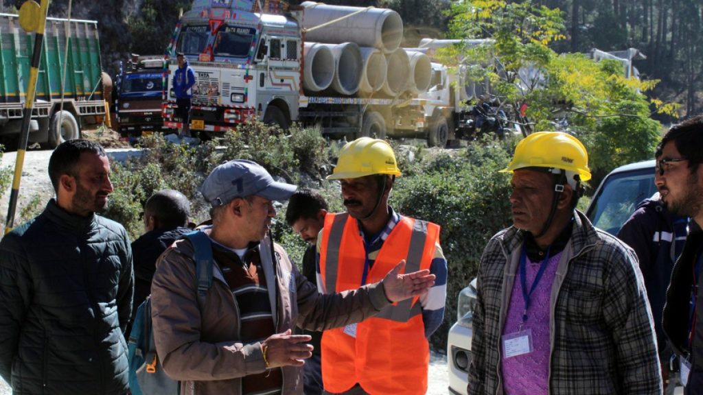 L'operazione per salvare 41 lavoratori indiani intrappolati nel tunnel entra nella fase finale