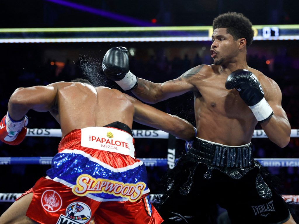 Shakur Stevenson lotta per conquistare il titolo WBC dei pesi leggeri vincendo su De Los Santos