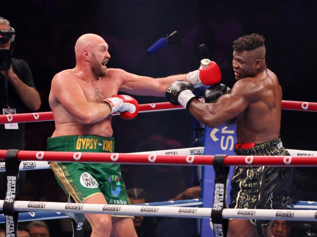 Tyson Fury viene messo al tappeto ma batte Francis Ngannou con una decisione divisa