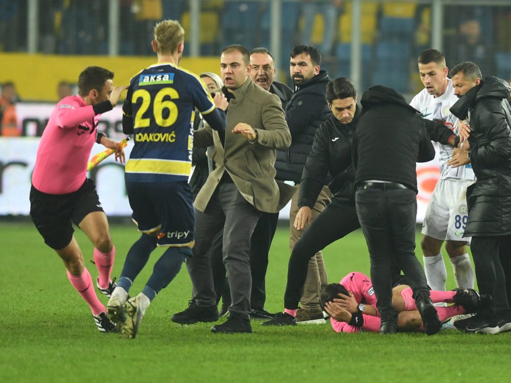 Arrestato il presidente della squadra di calcio turca per aver preso a pugni l'arbitro in campo