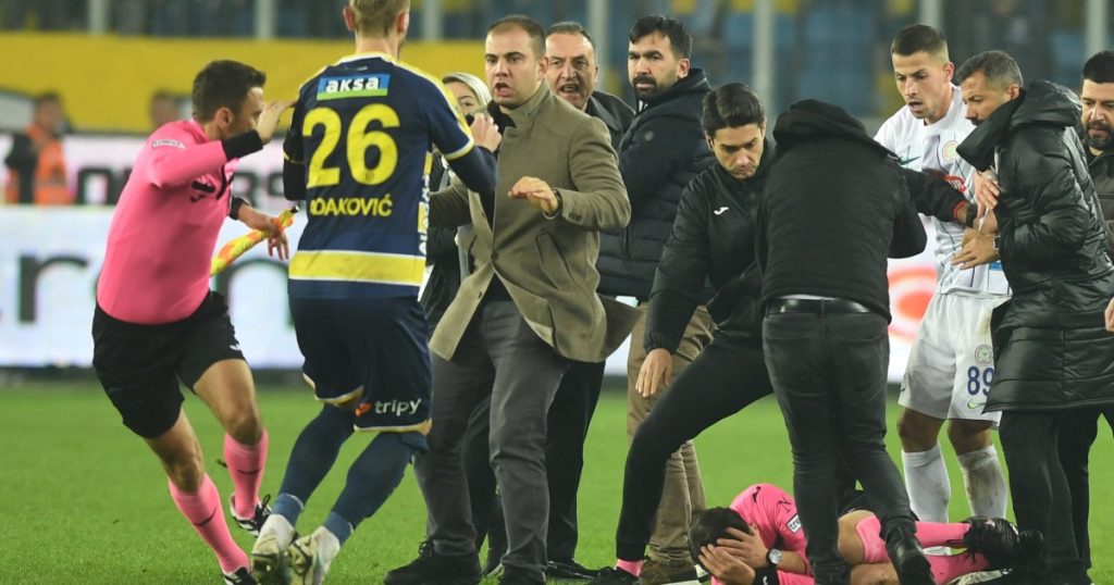 Cosa sapere sulla crisi del calcio turco dopo l'attacco all'arbitro