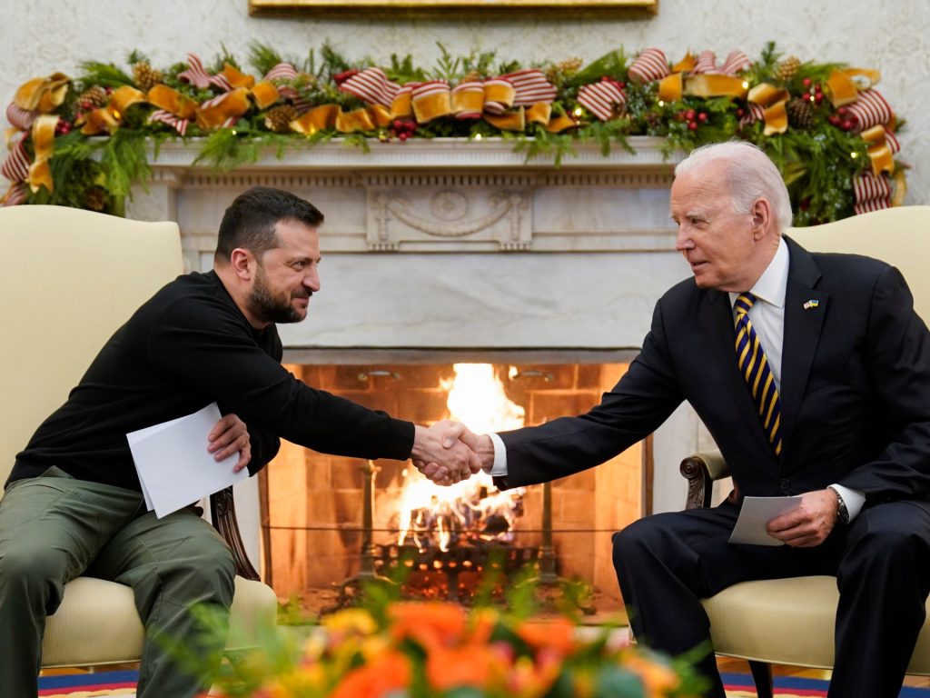 Zelenskyj sollecita nuovi aiuti all’Ucraina, mentre Biden avverte che il ritardo nei finanziamenti aiuta Putin
