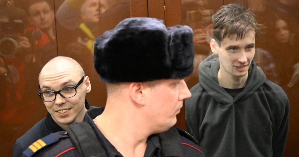 Poeti russi condannati a lunghe pene detentive per aver recitato versi contro la guerra in Ucraina