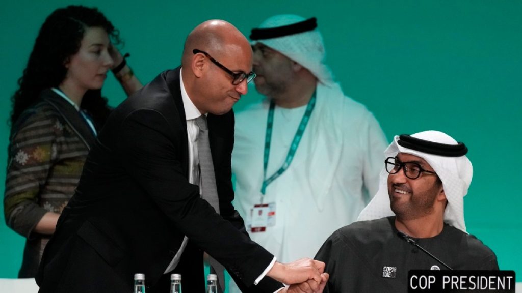 La bozza di accordo della COP28 è stata criticata per aver abbandonato la richiesta di eliminare gradualmente i combustibili fossili