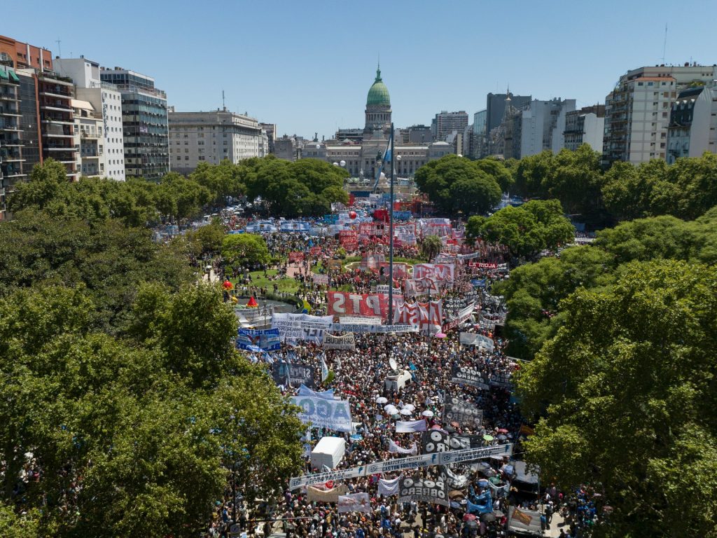 'Traditore': Migliaia di persone scioperano contro il presidente argentino Javier Milei