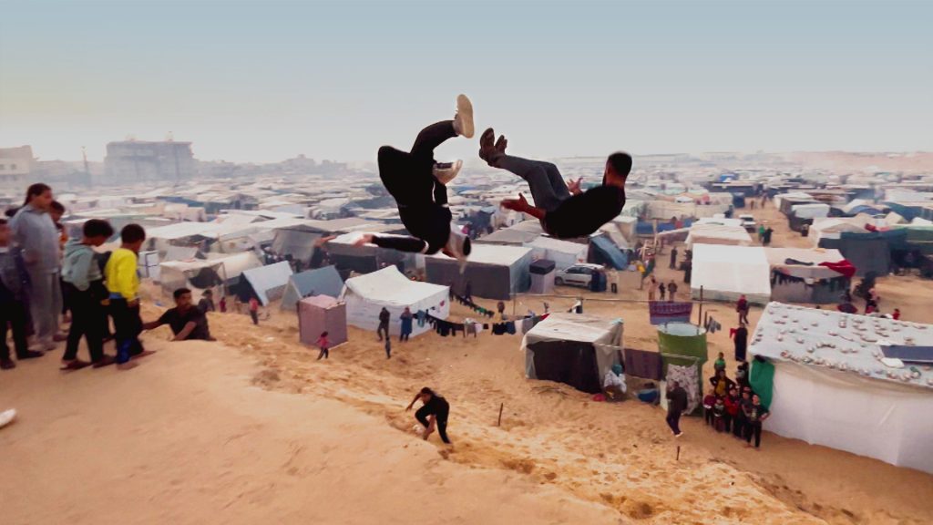 Come un gruppo di parkour a Gaza trasforma le rovine della guerra in arene sportive