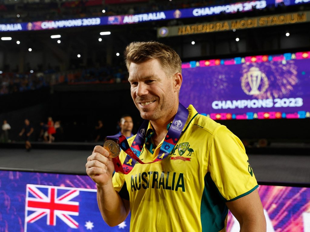 Il giocatore di cricket australiano David Warner si ritira dagli ODI prima dell'ultimo test