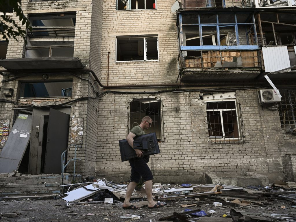 L'Ucraina afferma che l'attacco missilistico russo uccide 11 persone nella città orientale
