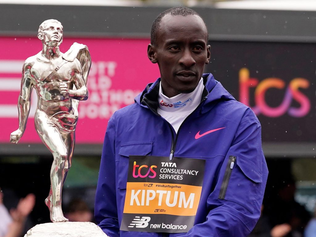 Il maratoneta keniota Kelvin Kiptum, detentore del record mondiale, è morto in un incidente stradale