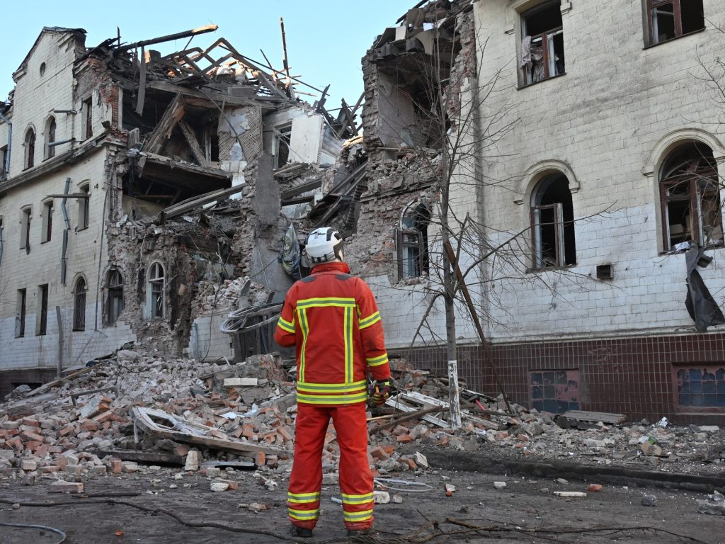 L'attacco notturno di un drone russo uccide almeno sette persone a Kharkiv, in Ucraina