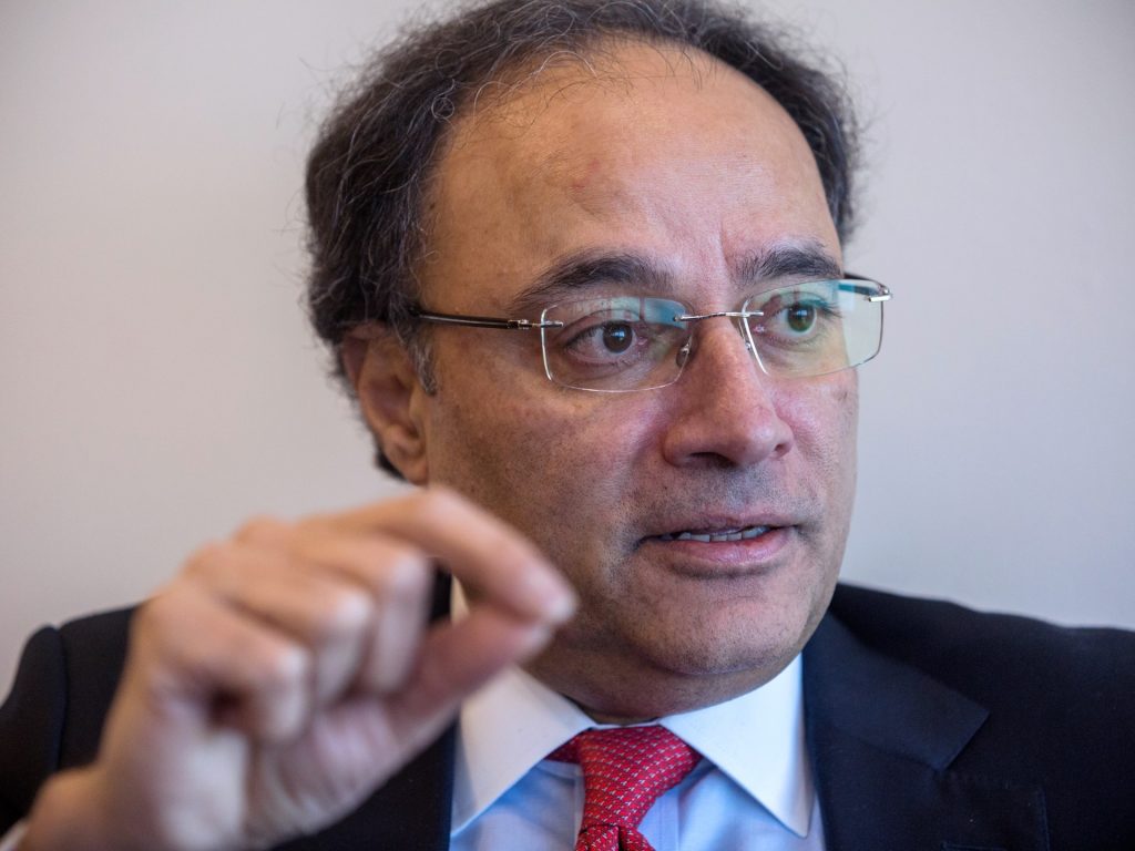 Chi è Muhammad Aurangzeb, l'uomo incaricato di risanare l'economia del Pakistan?