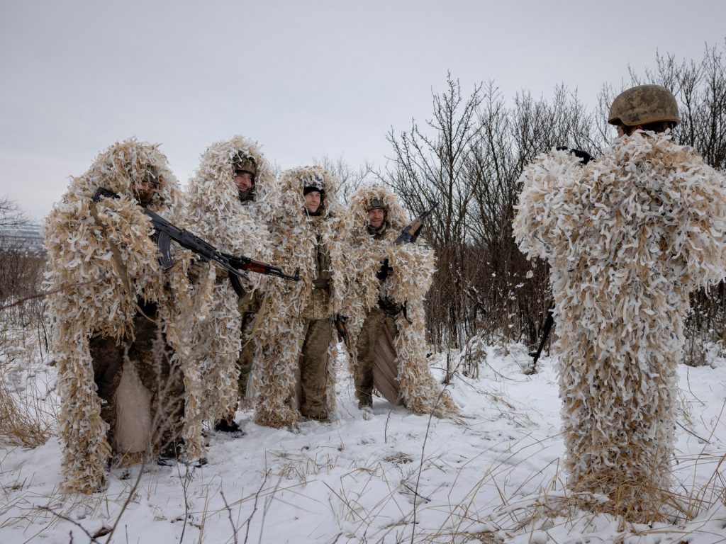 L’Ucraina discute sulla mobilitazione di più uomini per combattere la Russia dopo due anni di guerra