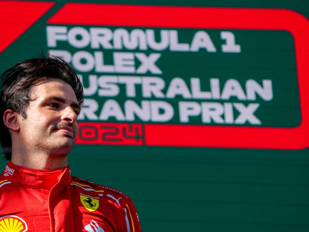 Carlos Sainz della Ferrari vince il GP d'Australia di F1 dopo il ritiro di Verstappen