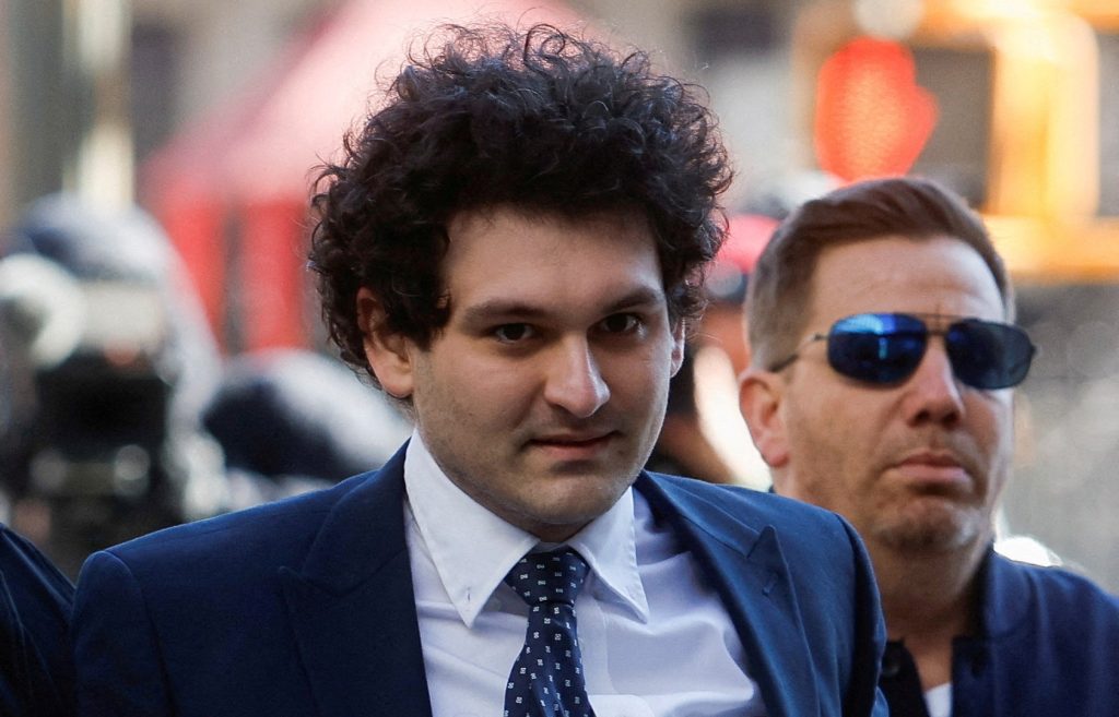 L'ex magnate delle criptovalute Sam Bankman-Fried condannato a 25 anni di prigione