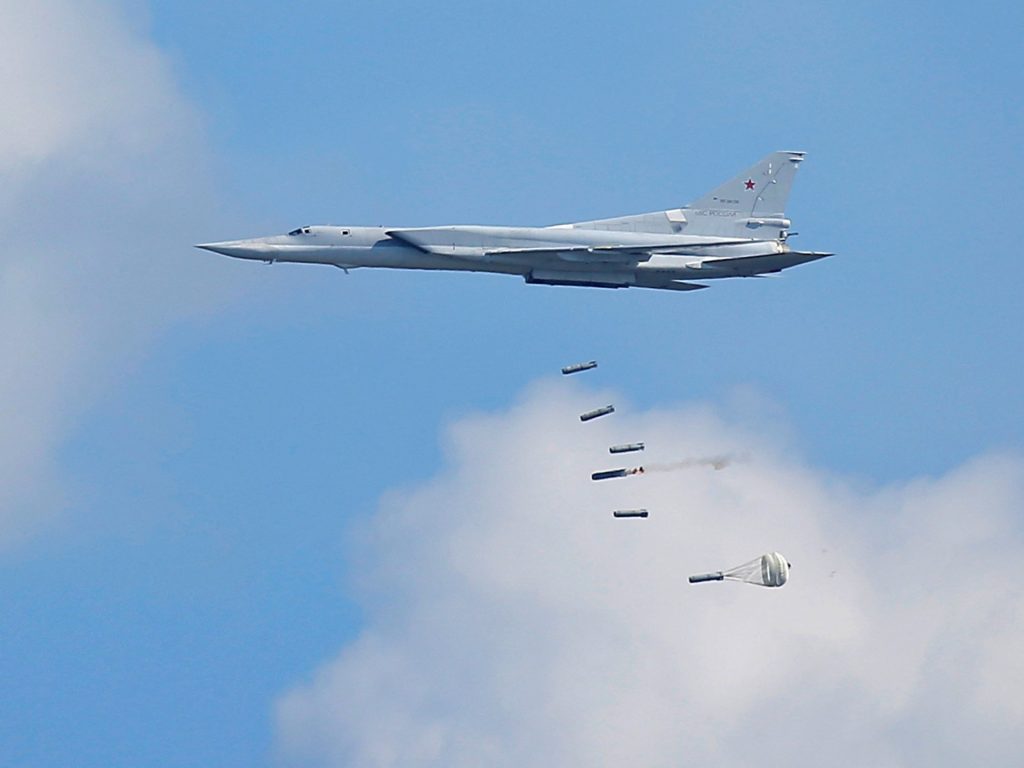L'Ucraina afferma di aver abbattuto un bombardiere strategico russo dopo che l'attacco ha ucciso nove persone