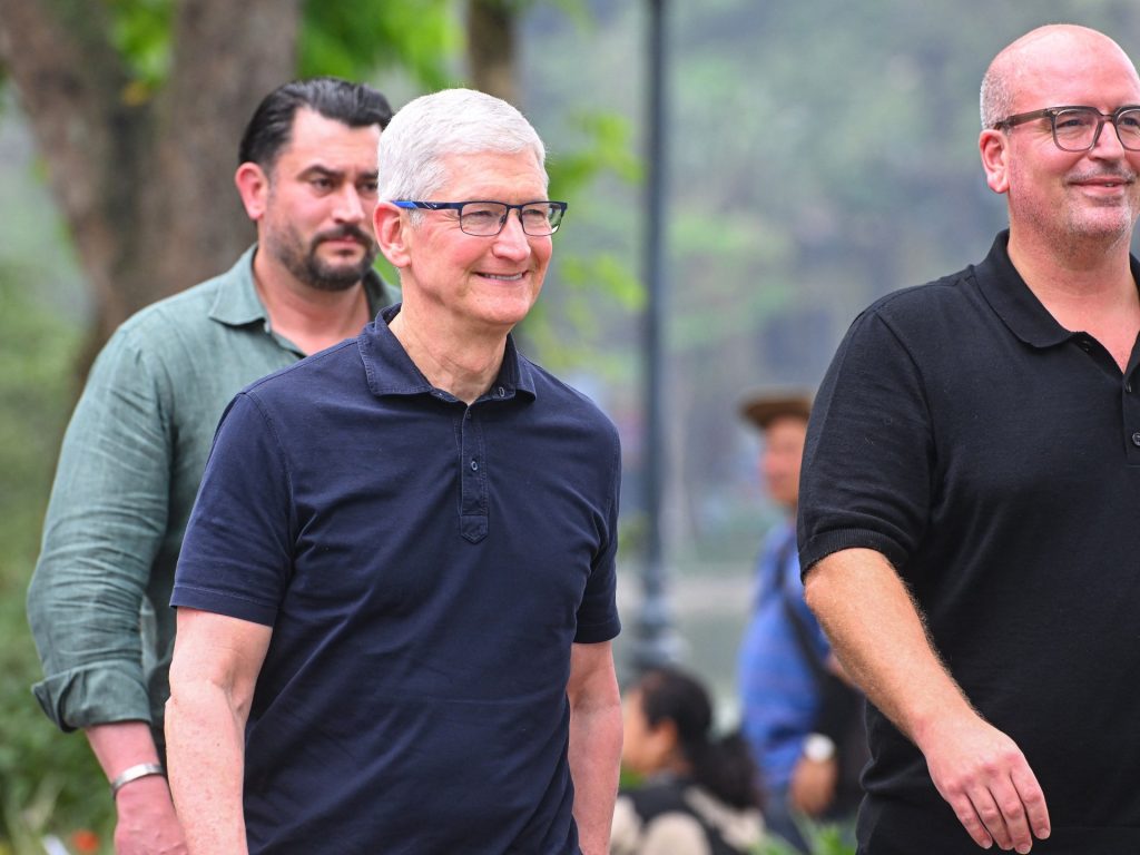 Apple annuncia investimenti in Vietnam mentre Tim Cook visita Hanoi