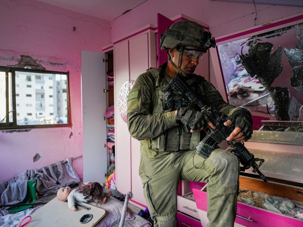 Biancheria intima armata: genocidio con un tocco semi-pornografico