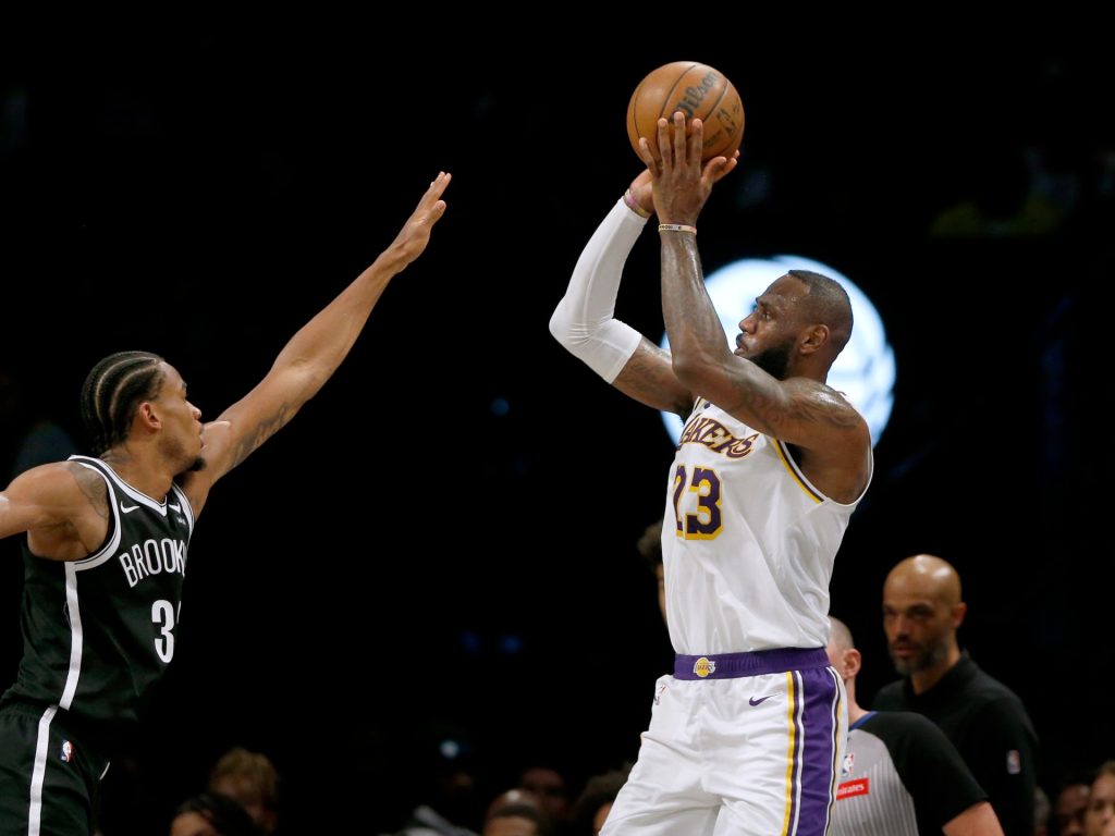 LeBron James pareggia il record della carriera da 3 punti mentre i Lakers battono i Nets 116-104