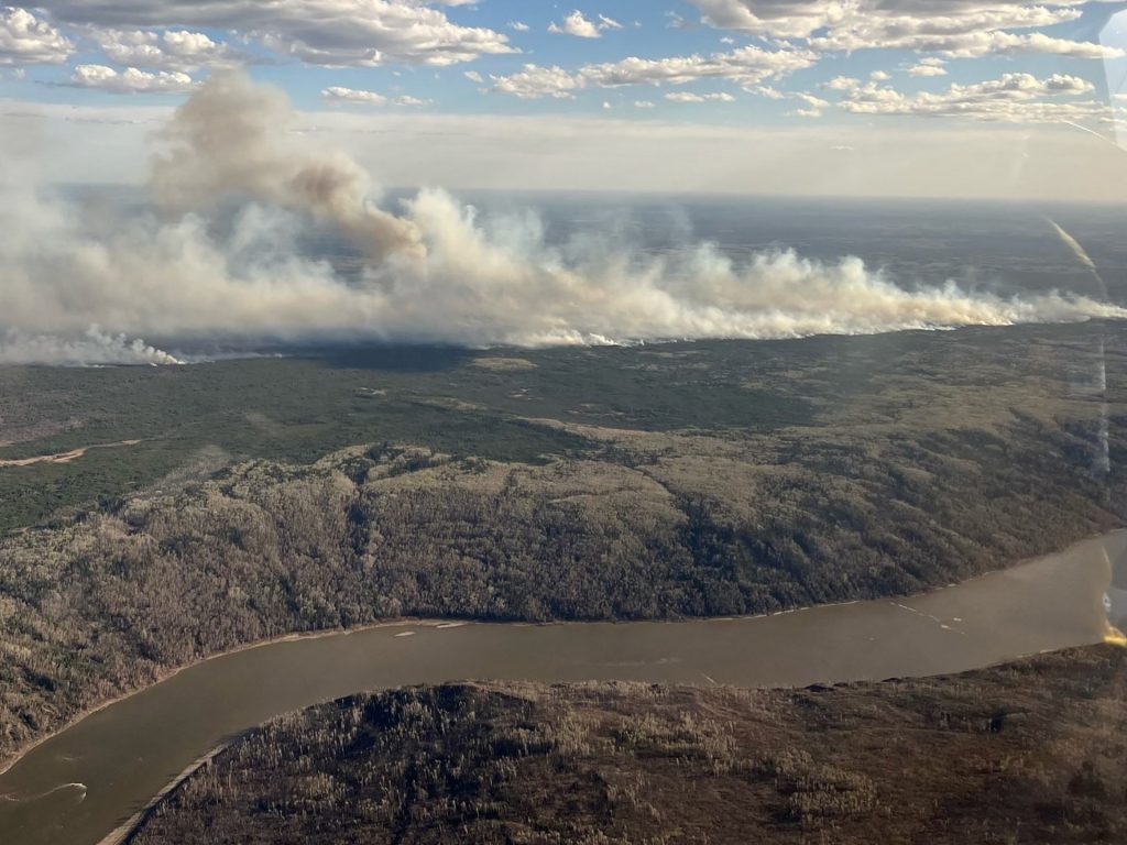 Ordini di evacuazione emessi mentre l'incendio cresce vicino alla zona petrolifera dell'Alberta, in Canada