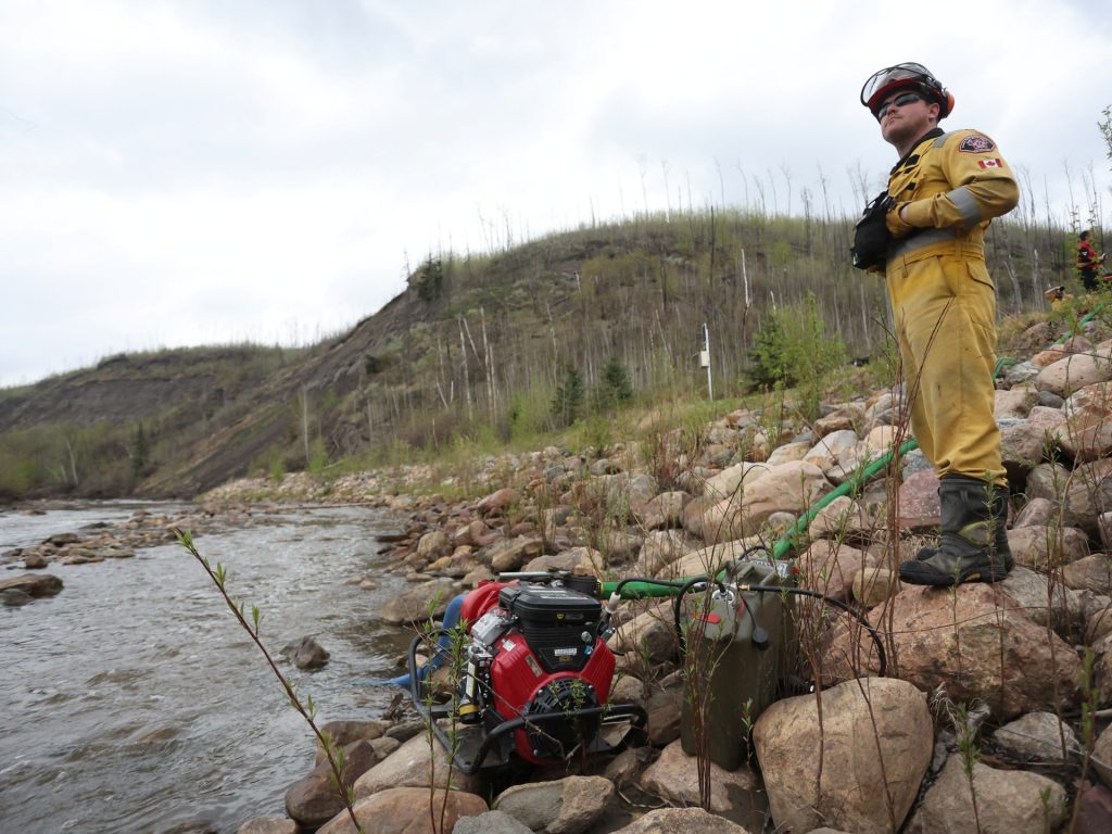 Le piogge aiuteranno gli equipaggi a combattere gli incendi vicino a Fort McMurray in Canada