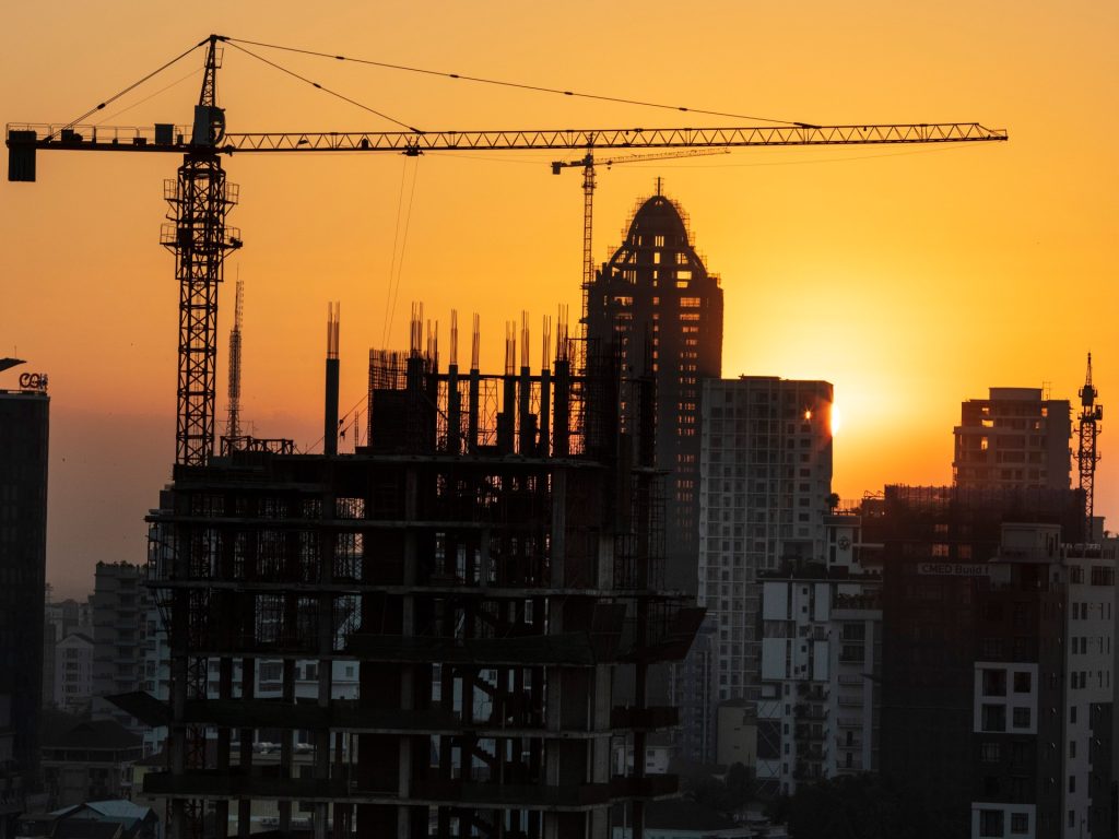 Mentre la Cambogia lancia un piano di costruzione da 36,6 miliardi di dollari, Cina e Giappone combattono per il bottino