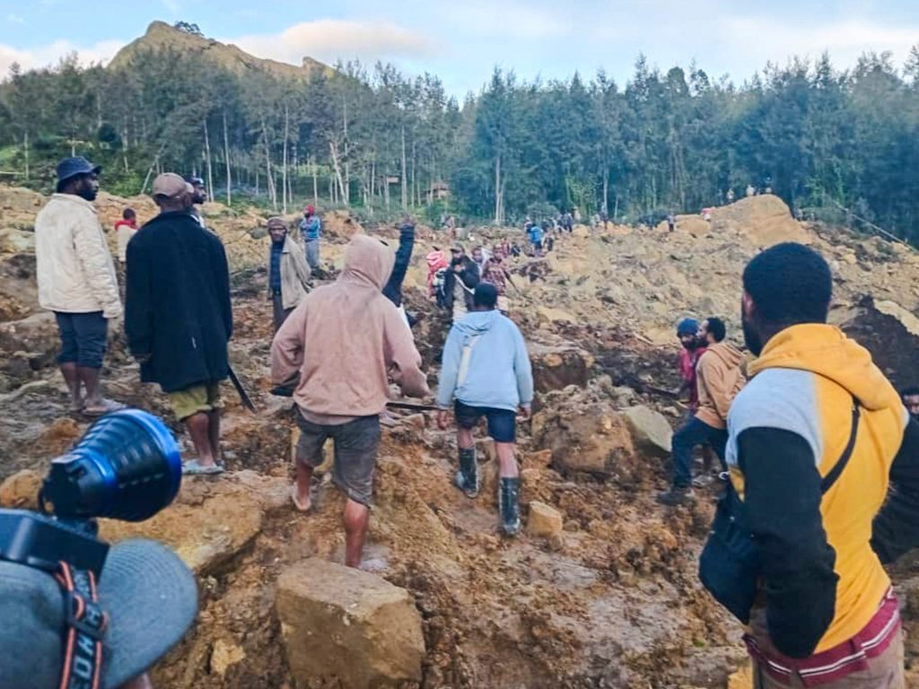 Si temono decine di morti dopo che una "massiccia" frana ha colpito la Papua Nuova Guinea