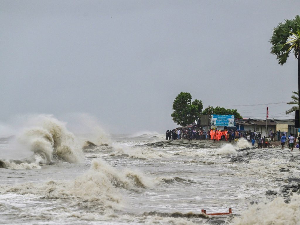 Il ciclone Remal si abbatte sulle coste del Bangladesh mentre centinaia di migliaia di persone evacuate