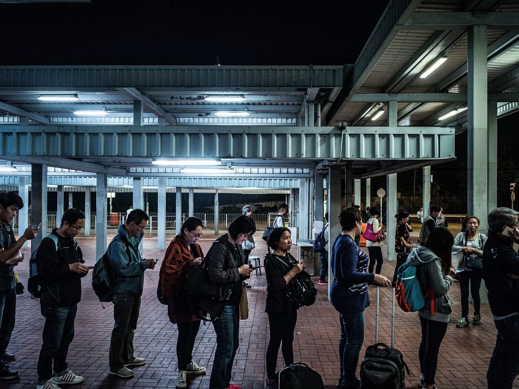 Nella costosa Hong Kong, i residenti si riversano in Cina per mangiare e fare shopping più economici