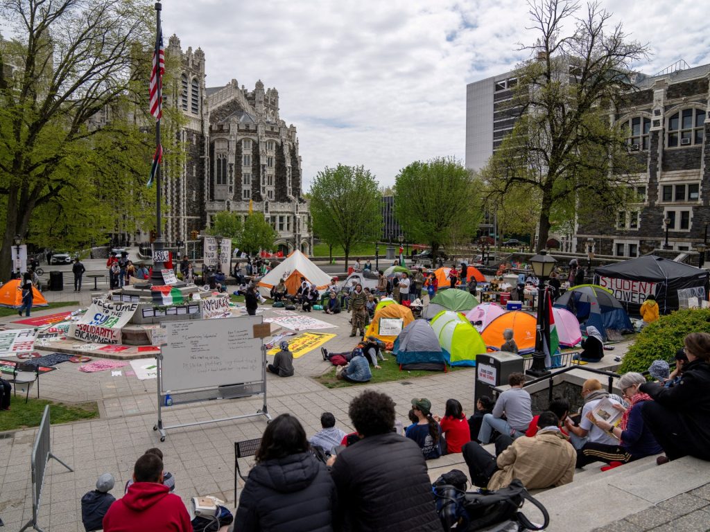 Alumni: disinvestire dalla complicità del CUNY, investire nella liberazione della Palestina