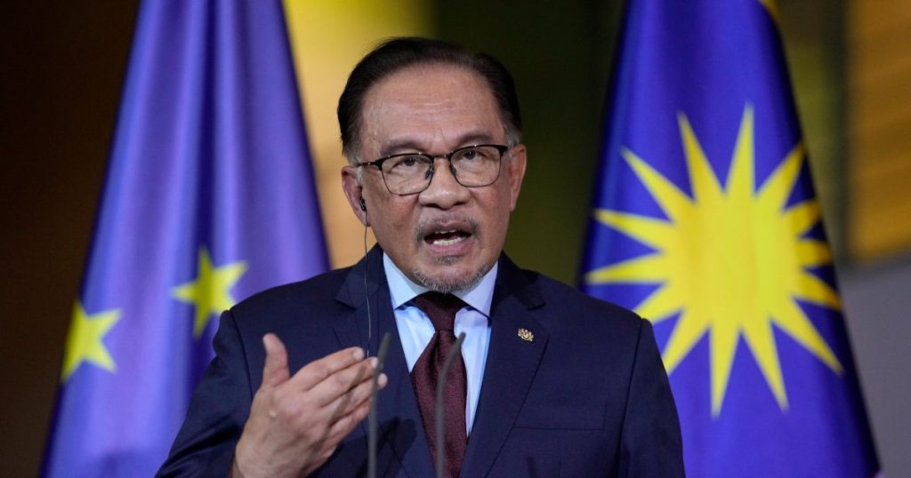 Anwar, in Malesia, annuncia un aumento record degli stipendi pubblici in mezzo al crollo del ringgit
